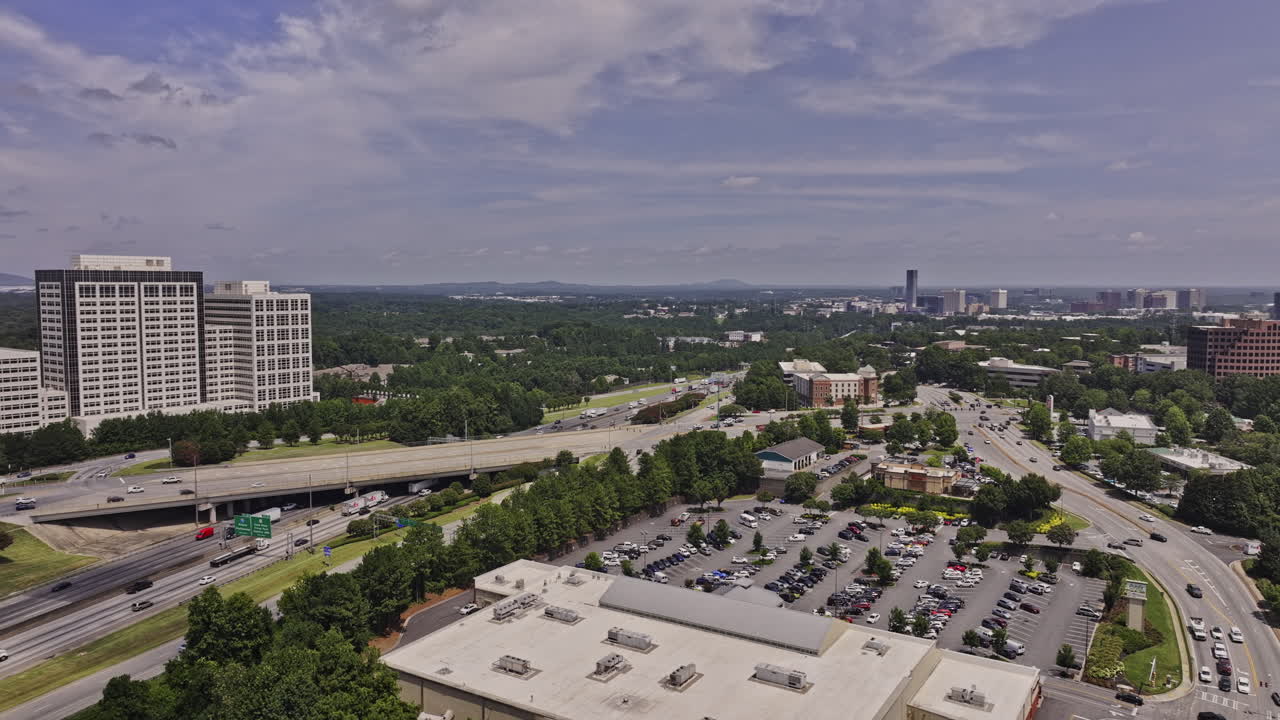 Volo aereo di drone v997 su Atlanta, Georgia, lungo Paces Ferry Road, che cattura il traffico intenso dell'autostrada interstatale i-285 e il paesaggio urbano del quartiere - Ripreso con Mavic 3 Pro Cine - Agosto 2023