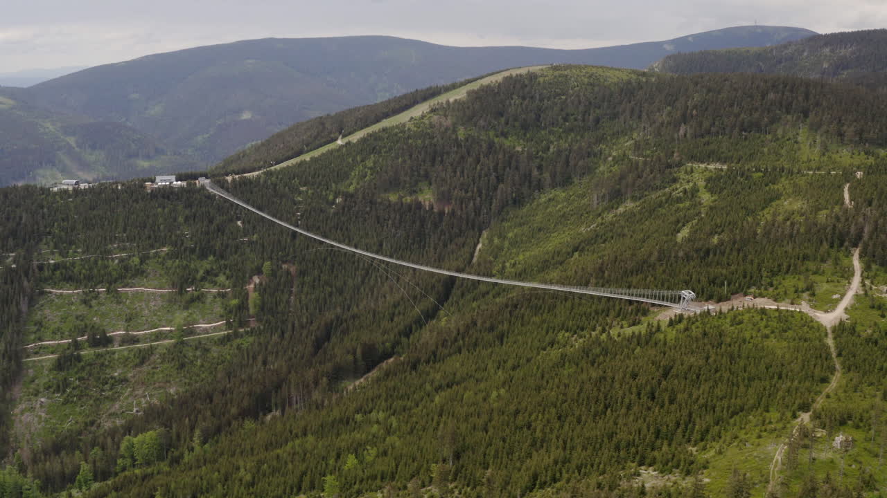 puente colgante más largo del mundo sobre el valle de la montaña en chequia