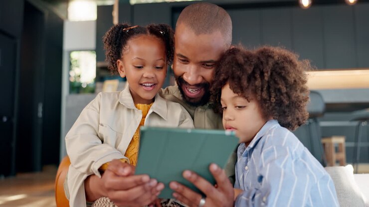 Padre e figli che usano il tablet a casa