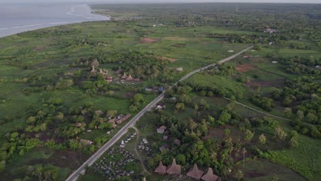 fotografía panorámica de una aldea local en la isla de sumba durante el amanecer, aérea