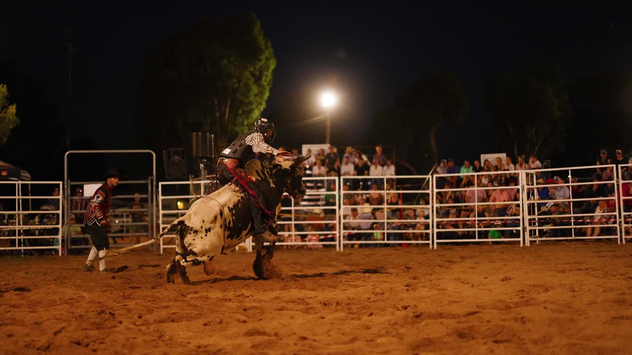 competición de equitación de toros bajo luces brillantes de la arena