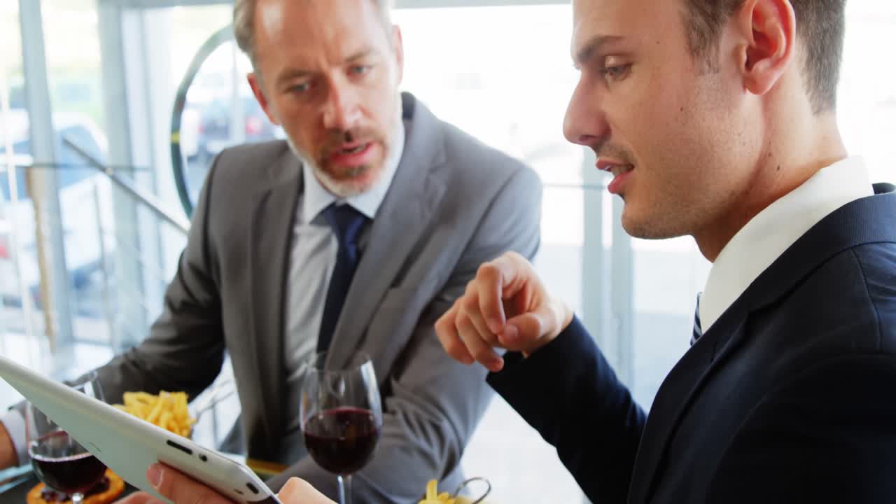 두 남자가 태블릿을 보고 있습니다.