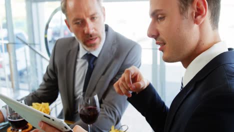 dos hombres mirando una tableta