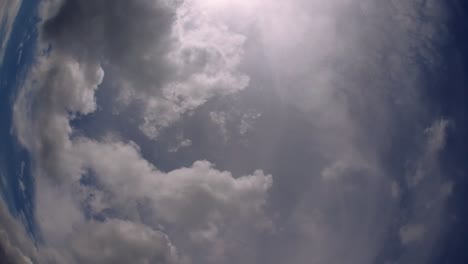 Blauer-Himmel-Und-Wolkenschicht,-Die-Sich-An-Einem-Schönen-Sonnigen-Nachmittag-Bewegen