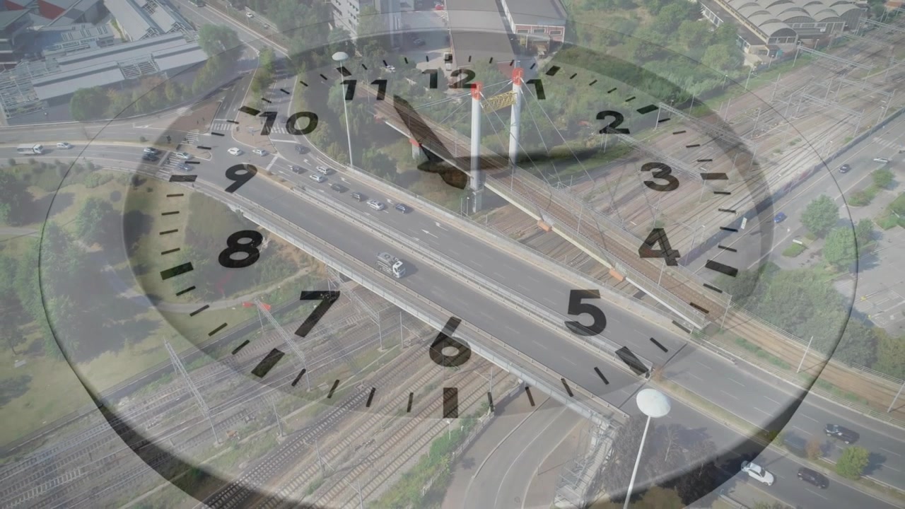 Esfera de reloj transparente girando sobre una autopista, con el tiempo transcurriendo y coches moviéndose por las rampas de acceso para el tránsito.