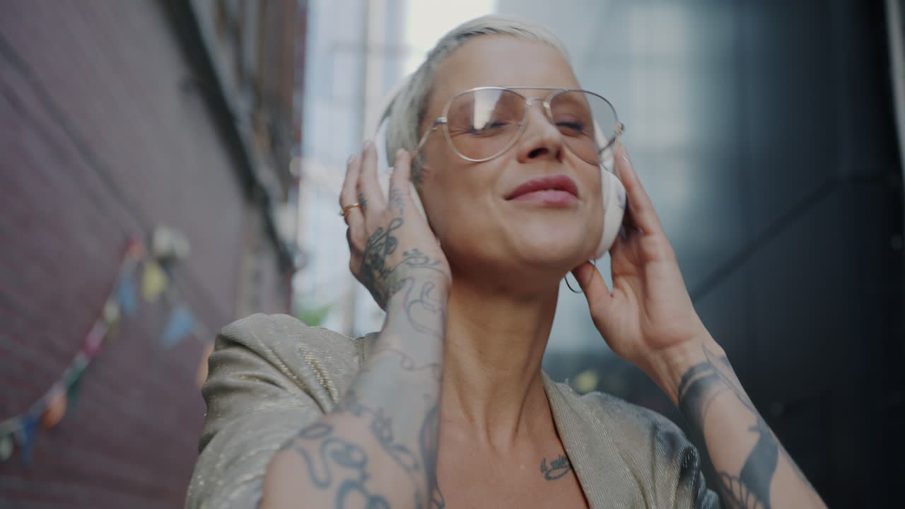 Una donna che si diverte con la musica in città