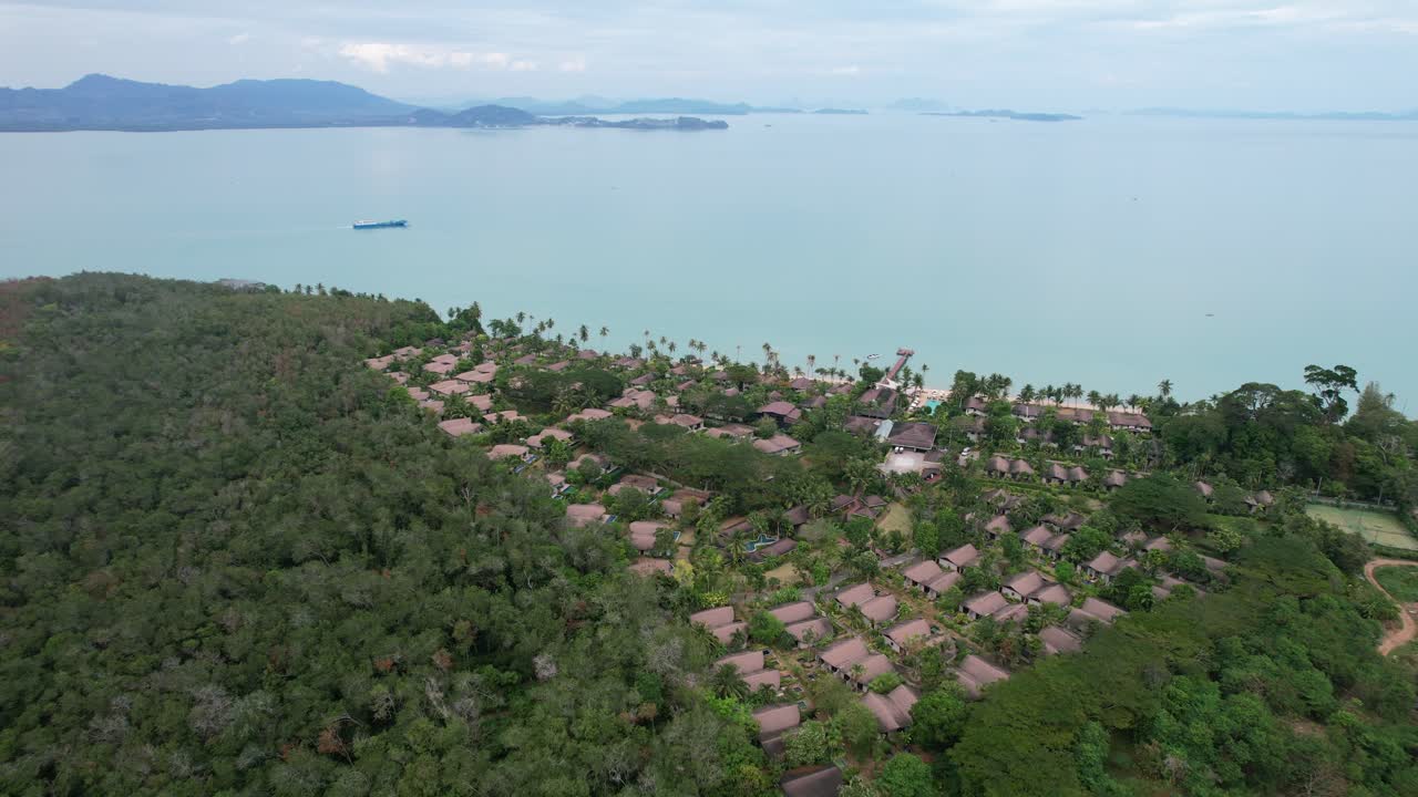 resort aislado en la isla de coco en tailandia con playas vacías y agua azul, antena
