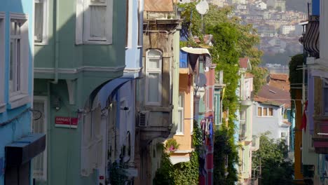 una calle colorida en estambul, turquía