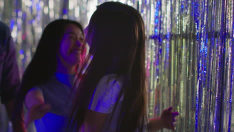 친구들과 만나는 여자, 나이트클럽이나 파리에서 휴대전화에서 메시지를 확인하는 여자