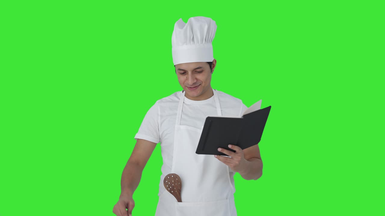 cocinero profesional indio feliz haciendo comida pantalla verde