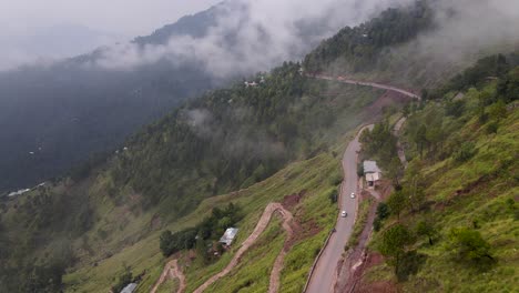 Eine-Reise-Durch-Die-Wolken:-Murrees-Bezauberndes,-Nebliges-Bergdorf