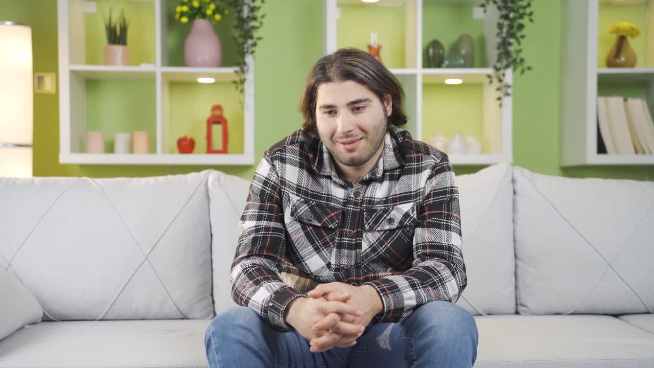 paranoia o esquizofrenia y locura. hombre loco con enfermedad mental.