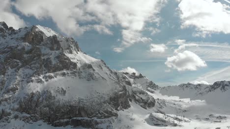 Toma-Dinámica-De-Drones-Ideal-Para-Acelerar-En-Un-Timelapse-De-Dolomitas-Nevadas,-Con-Nubes-En-Movimiento,-Con-La-Zona-De-La-Estación-De-Esquí-De-Marmolada-Y-Ciampac.