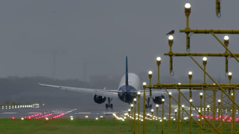 aterrizaje de avión en clima lluvioso