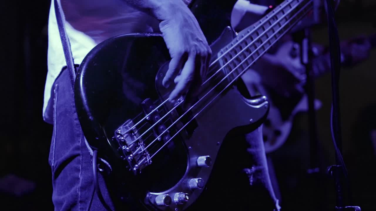 Chitarristi sul palco che suonano la chitarra a un concerto rock.