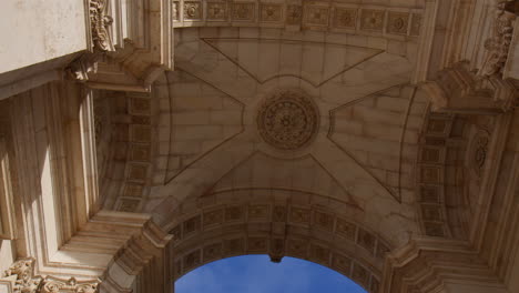 arco conmemorativo de piedra en forma de arco de la calle augusta en lisboa, portugal