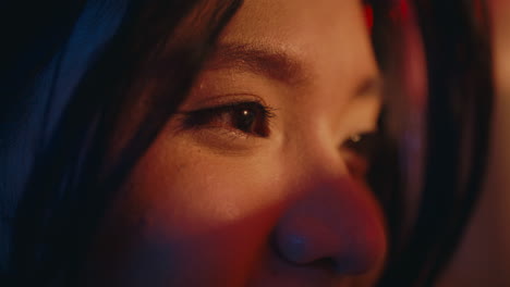 밤 에 한 여자 의 클로즈업 초상화