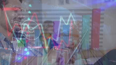 animación de datos financieros y gráficos que se mueven sobre el hombre caucásico usando una tableta