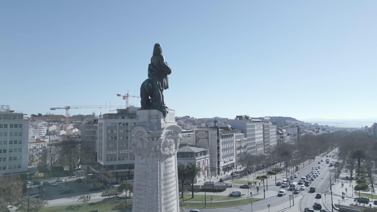 aéreo, en ascenso, tiro de drone, inclinándose hacia la estatua del marqués de pombal que revela la avenida de la libertad con algo de tráfico, en la ciudad de lisboa, día soleado, en lisboa, portugal