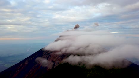 hermosa perspectiva aérea sobre un volcán activo en guatemala 1