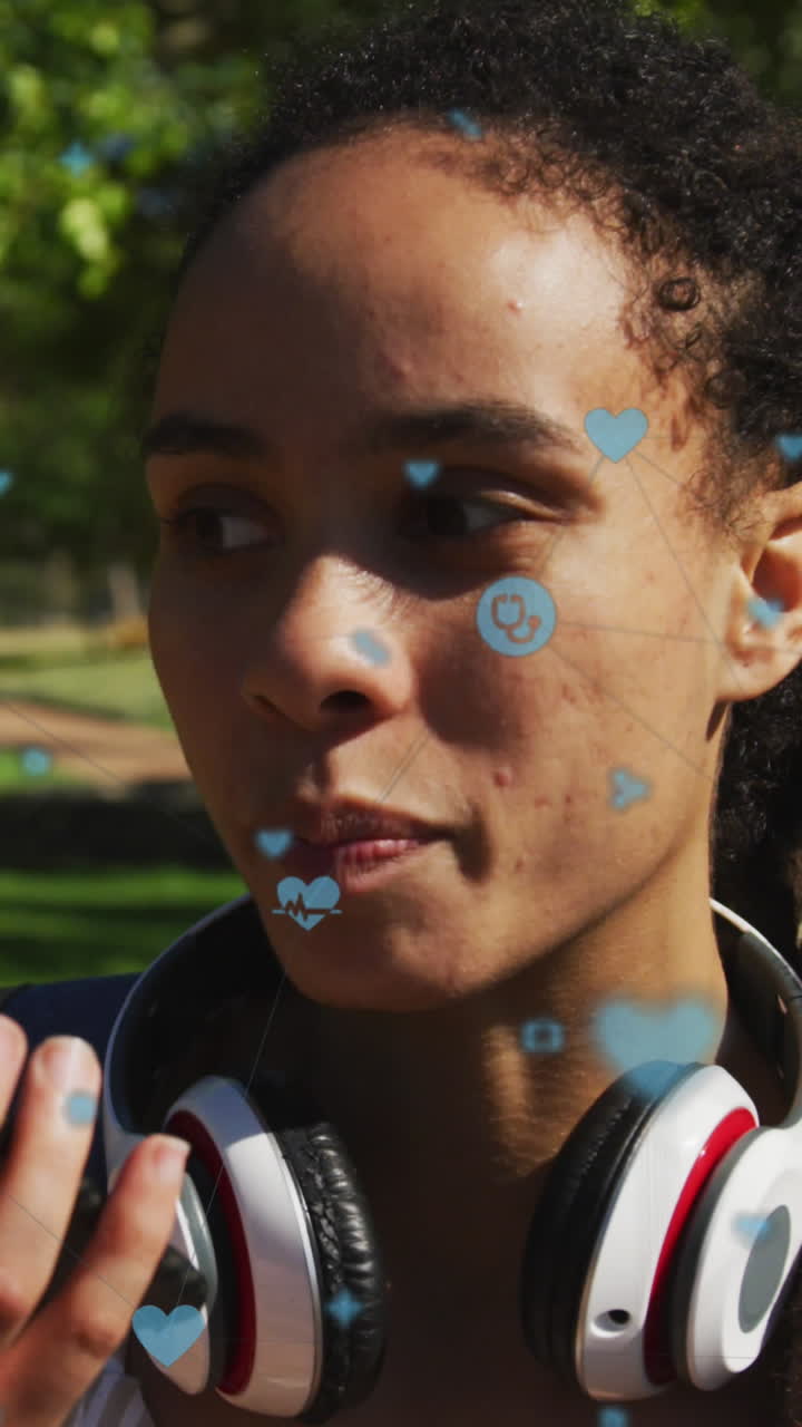 animación de iconos médicos sobre una mujer biracial hablando en un teléfono inteligente