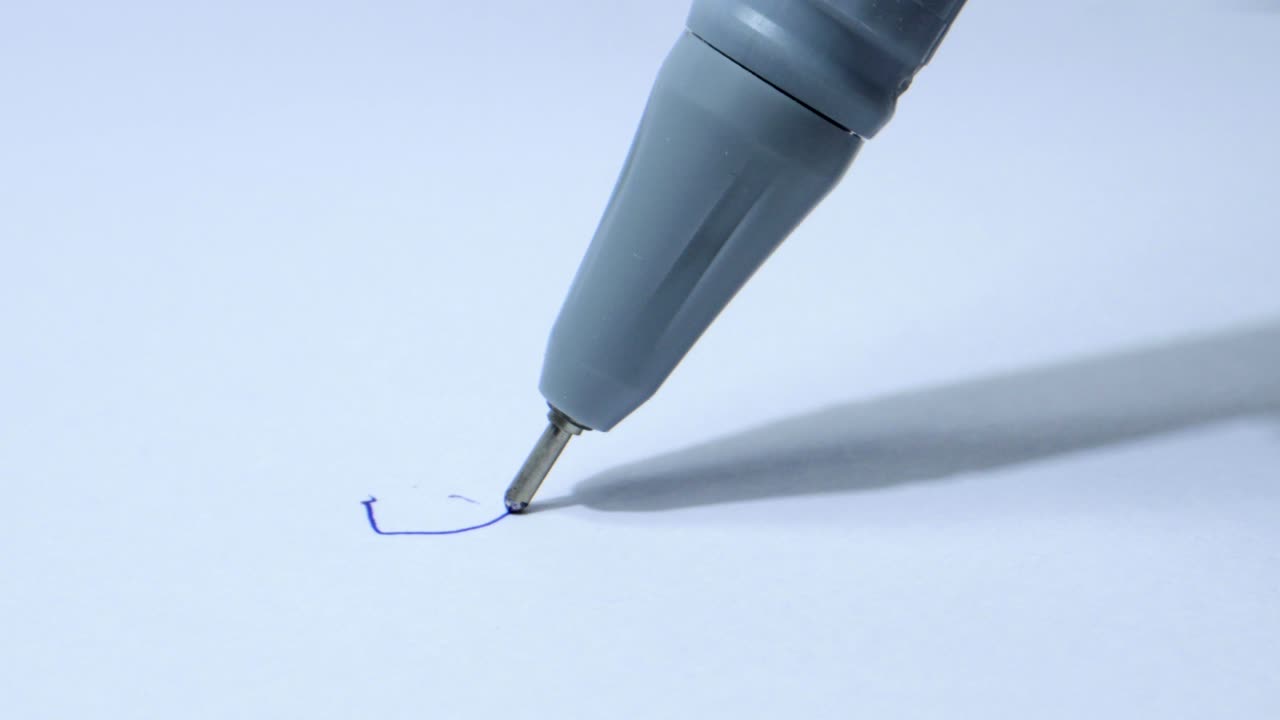 garabatear en papel con el bolígrafo