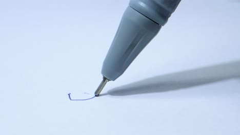 garabatear en papel con el bolígrafo