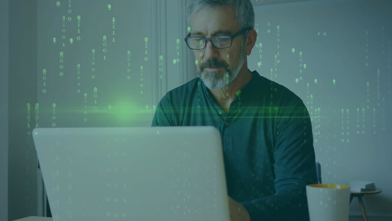 Reifer Mann tippt auf Laptop, startet grünen Code-Overlay, Kamera fährt zurück, analysiert technische Daten.