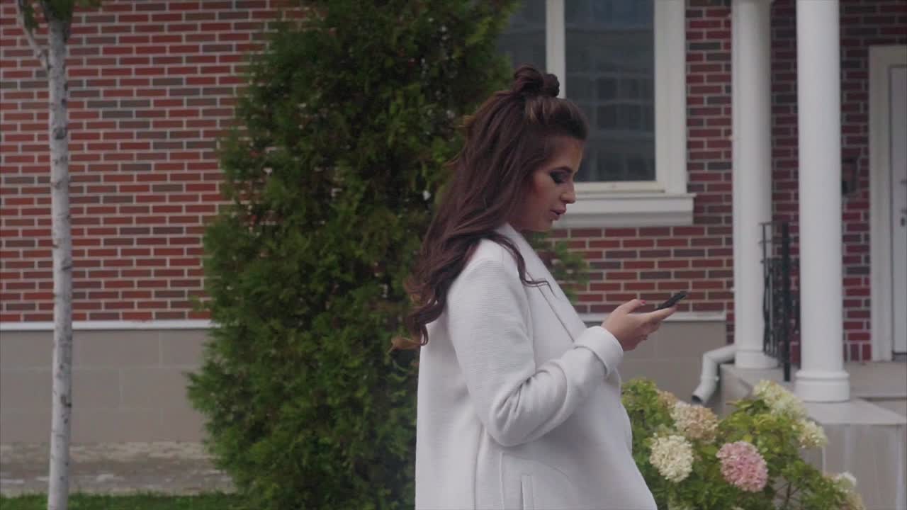 밖에서 전화를 하는 여자