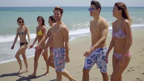 grupo de jóvenes amigos multirraciales en una playa