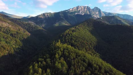 Hermoso-Paisaje-De-Verano-De-Colinas-Verdes-Y-Montañas-Tatra-Tiro-Aéreo-Polonia