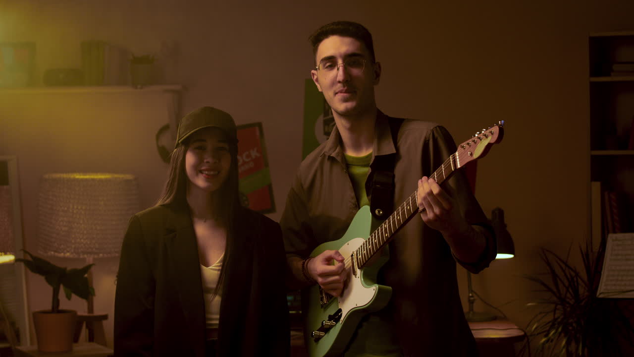 행복한 친구들이 실내에서 연습하고 있습니다.