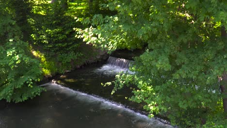 Statische-Ansicht-Eines-Kleinen-Flusses-Mit-Kaskaden,-Die-Durch-Das-Waldgebiet-Laufen