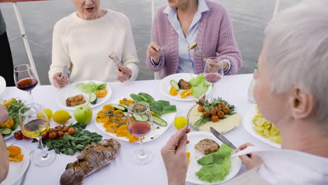 一緒に夕食を食べている年長の友人のグループ 1