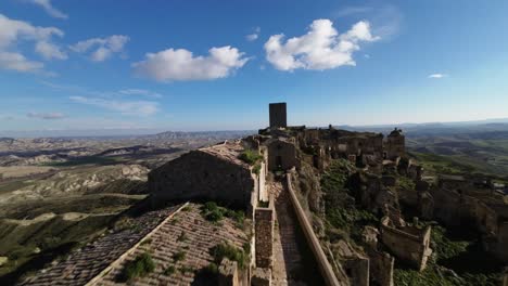 Atemberaubende-Fpv-drohnenaufnahmen-Von-Den-Dächern-Der-Verlassenen-Geisterstadt-Craco-In-Der-Italienischen-Provinz-Basilikata