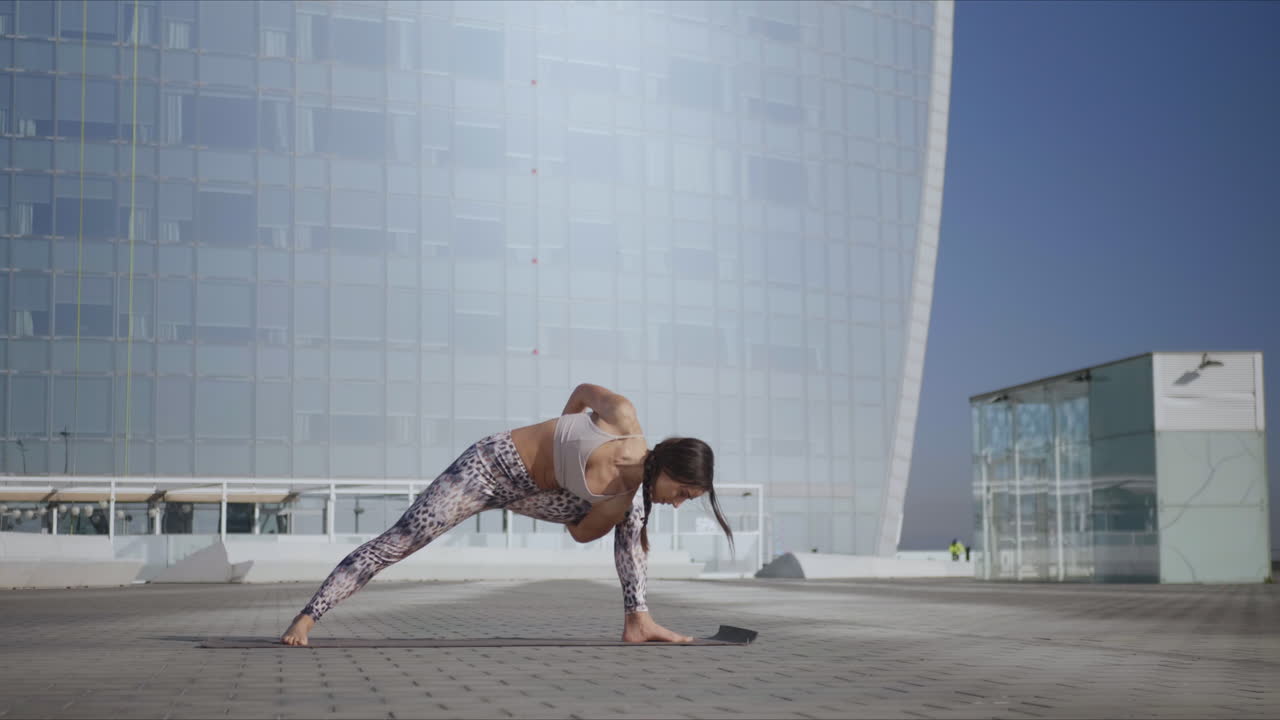 길거리에서 요가를 하는 소녀. 길거리에서  ⁇ 으로  ⁇ 힌 포즈를 취하는 여성