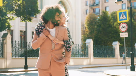 una pareja feliz abrazándose en la calle de la ciudad.