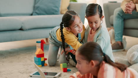 familia, feliz y los niños juegan con juguetes
