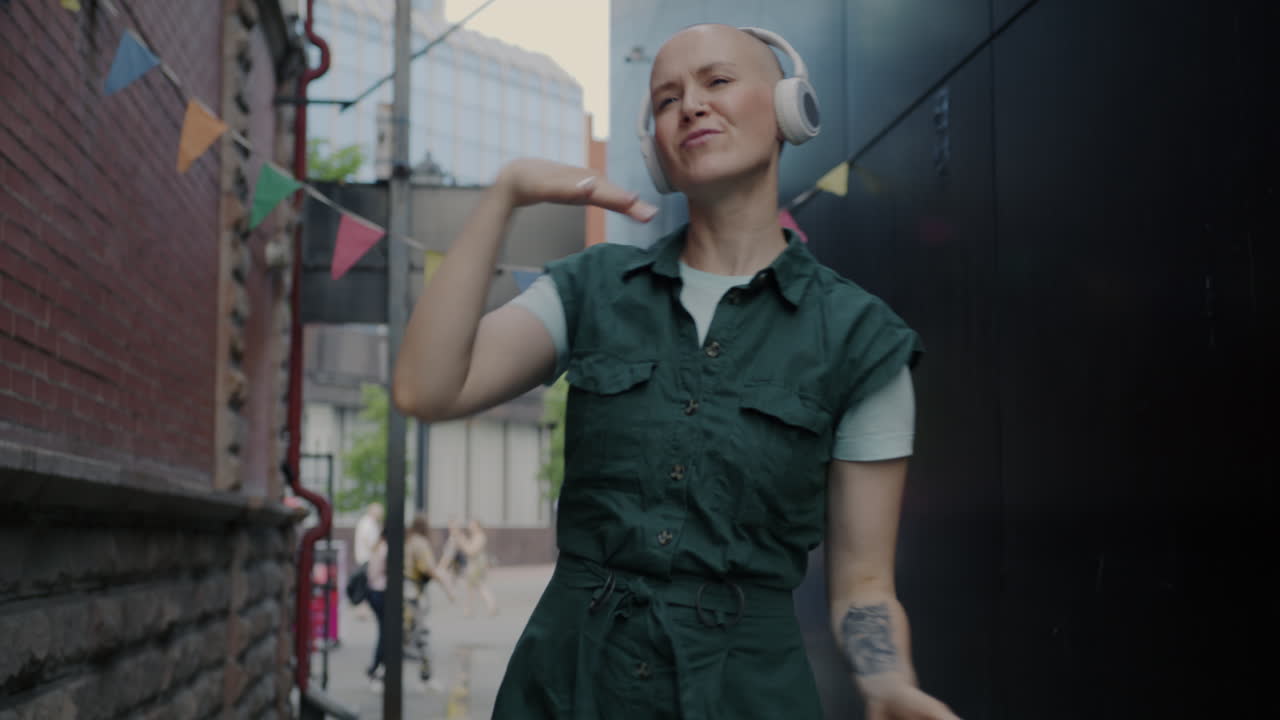 mujer bailando en la ciudad