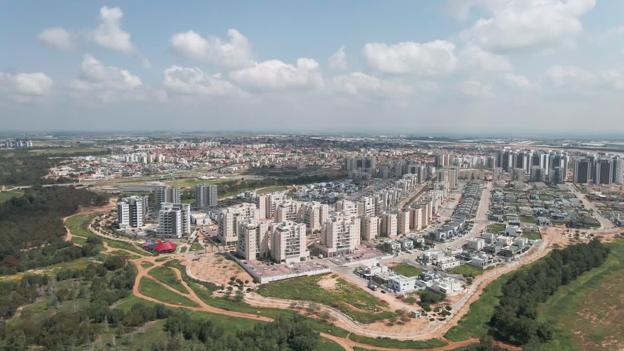 Nye boligkvarterer og bygninger optaget fra drone i den nye sydlige distriktsby i staten Israel kaldet Netivot.