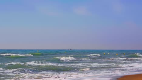 Tageszeit-Am-Strand-Mit-Fischerboot-Im-Hintergrund