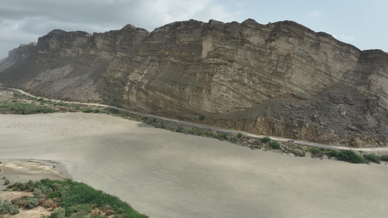 Maestose scogliere di Hingol lungo il fiume in Balochistan, Pakistan.