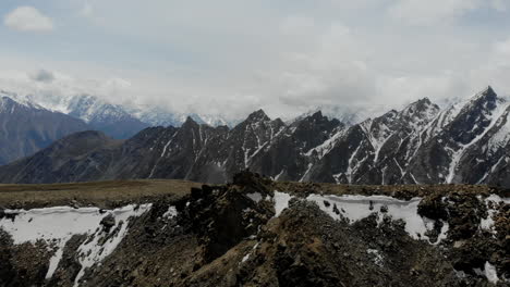 drone shot senderismo en las remotas montañas de pakistán