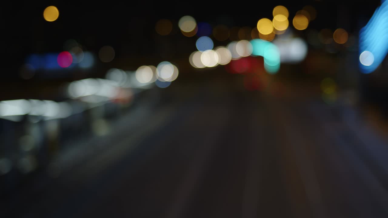 la vida de la ciudad borrosa tráfico de coches por la noche