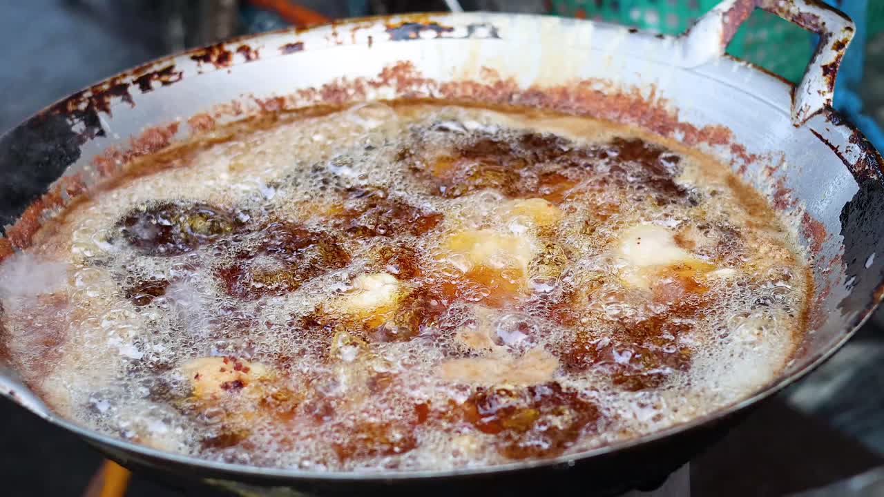 고기 비에서 뜨거운 기름에 김