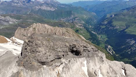 imágenes de drones del pico del casco de mármol por encima de gavarnie en las montañas de los pirineos