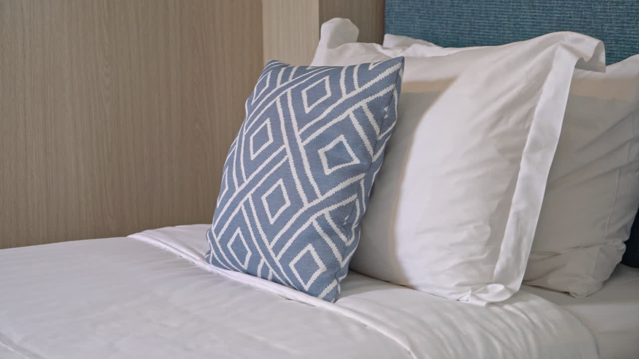 hermosa almohada en la decoración de la cama en el interior del dormitorio