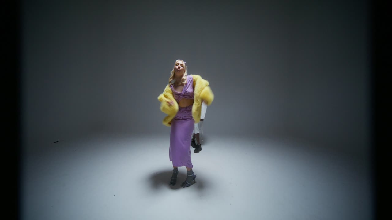 una pareja elegante posando en el estudio.