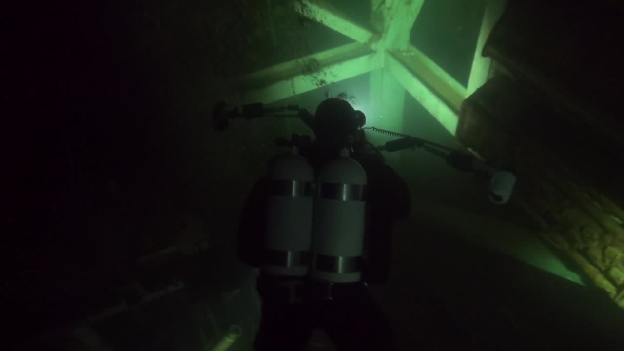 fotógrafo de montaje trasero toma fotos en silo de misiles inundado