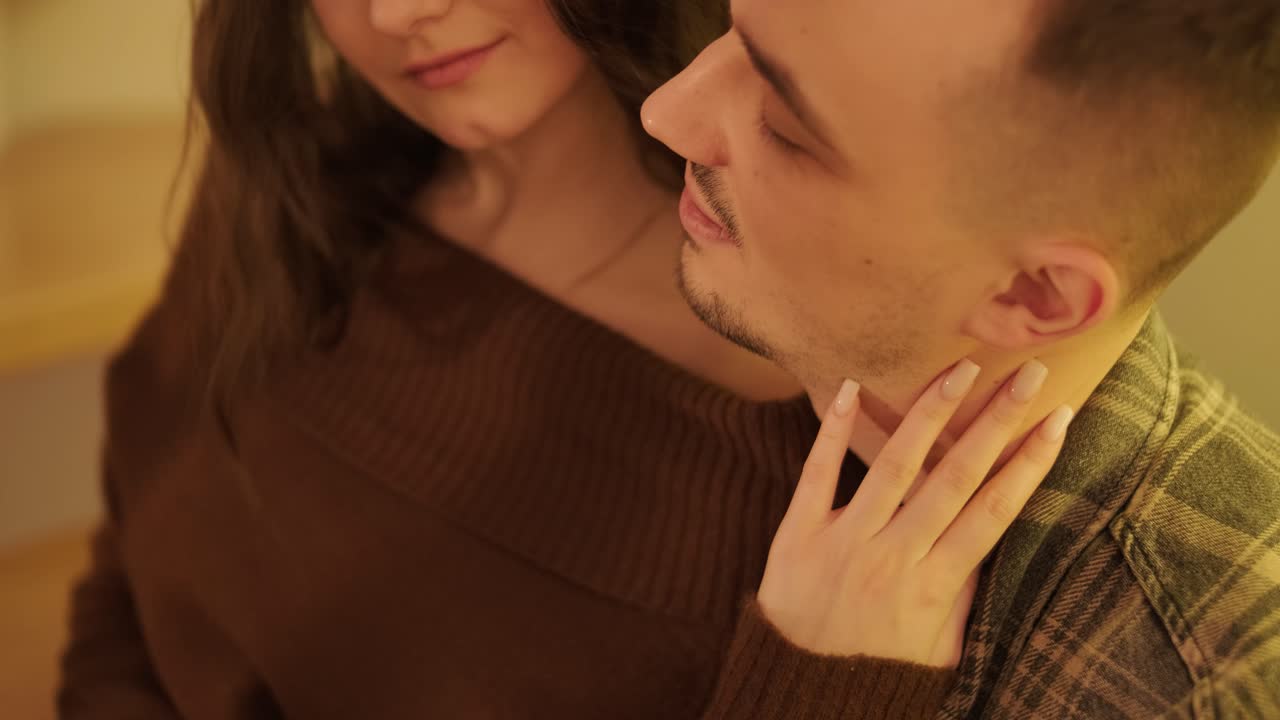 una pareja enamorada está pasando tiempo en casa.